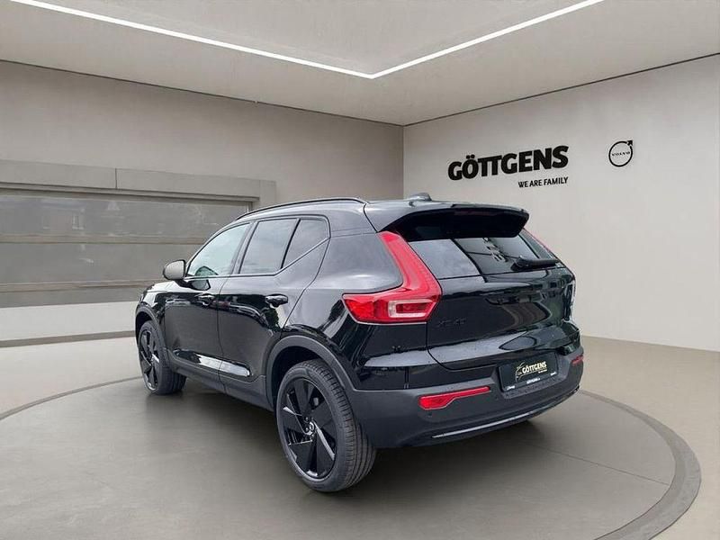 Neu Volvo XC40 Plus 163 PS (119 kW) 2026 Schwarz SUV