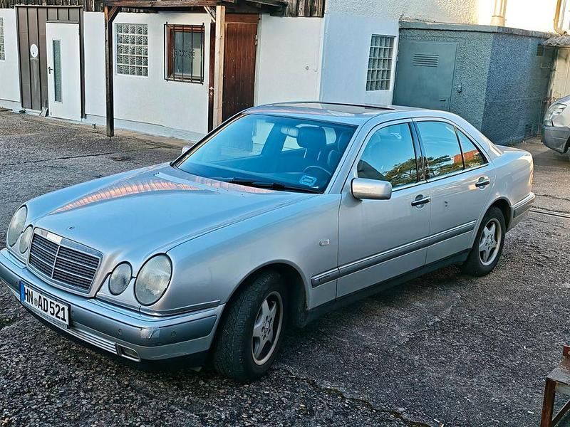 Schwarz Gebraucht 1998 Mercedes E240 Limousine | 2.200 € - Bild 1/4