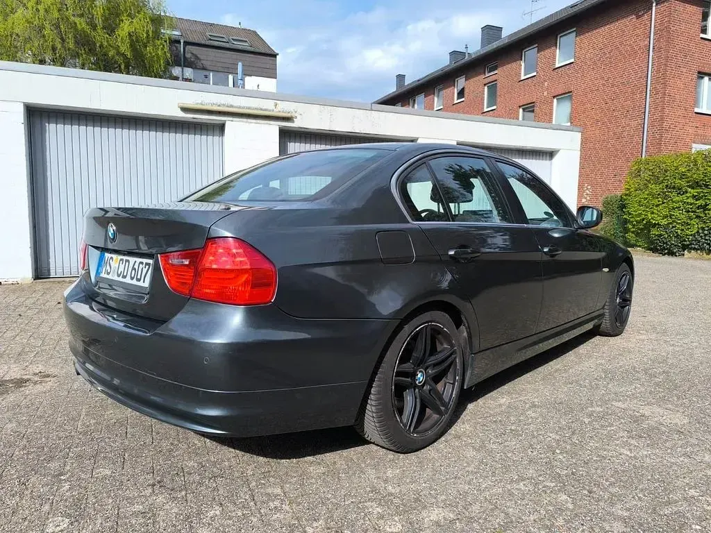 Gebraucht BMW 320 143 PS (105 kW) 2009 Grau Limousine