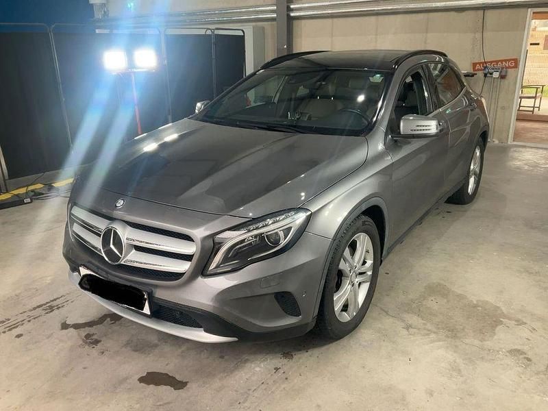 Mountaingrau met. Gebraucht 2014 Mercedes GLA250 SUV | 19.500 € (Fairer Preis) - Bild 1/4