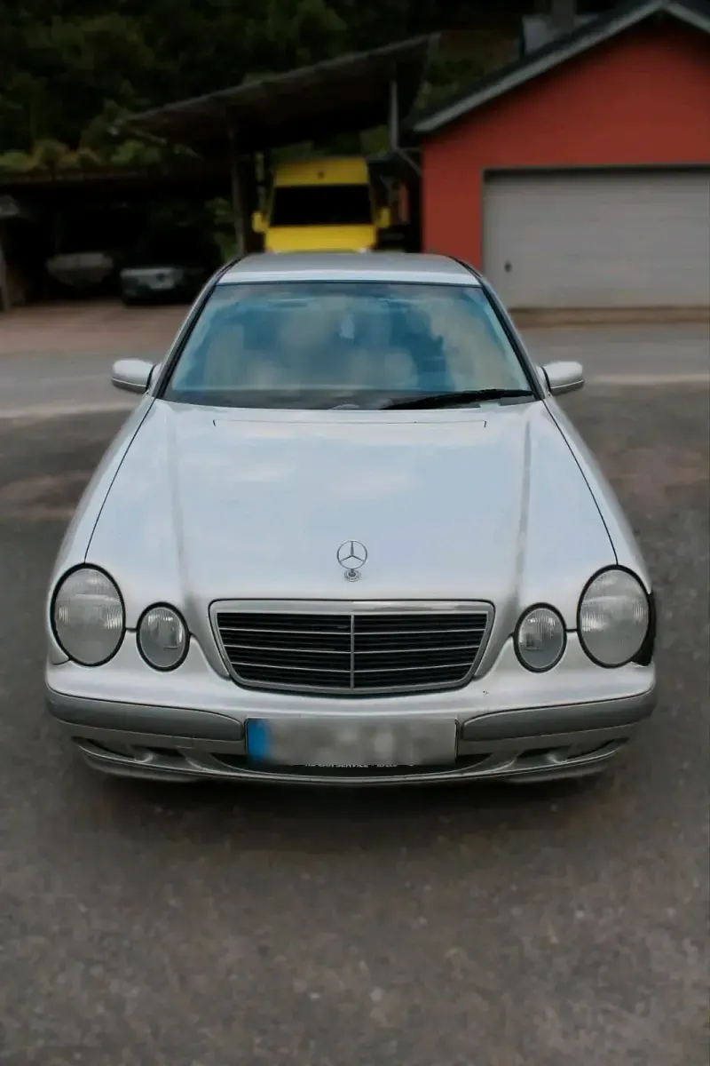 Gebraucht Mercedes E240 170 PS (125 kW) 2026 Grau Limousine