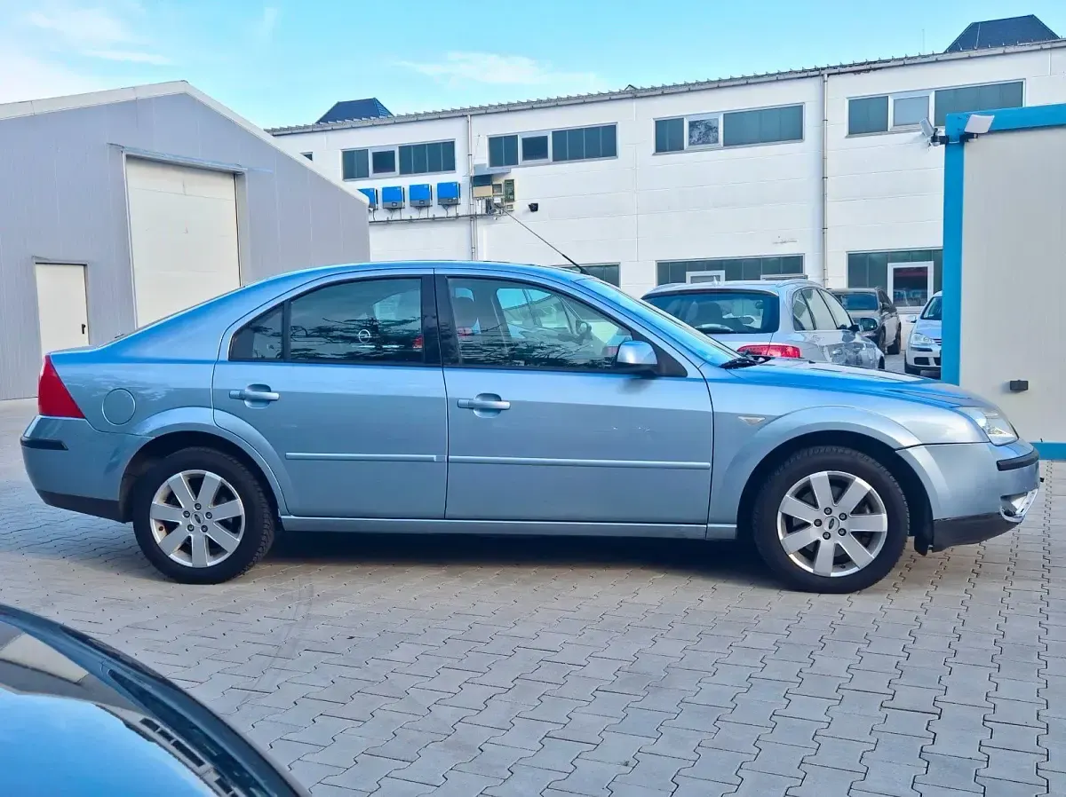 Gebraucht Ford Mondeo 125 PS (91 kW) 2004 Blau Limousine