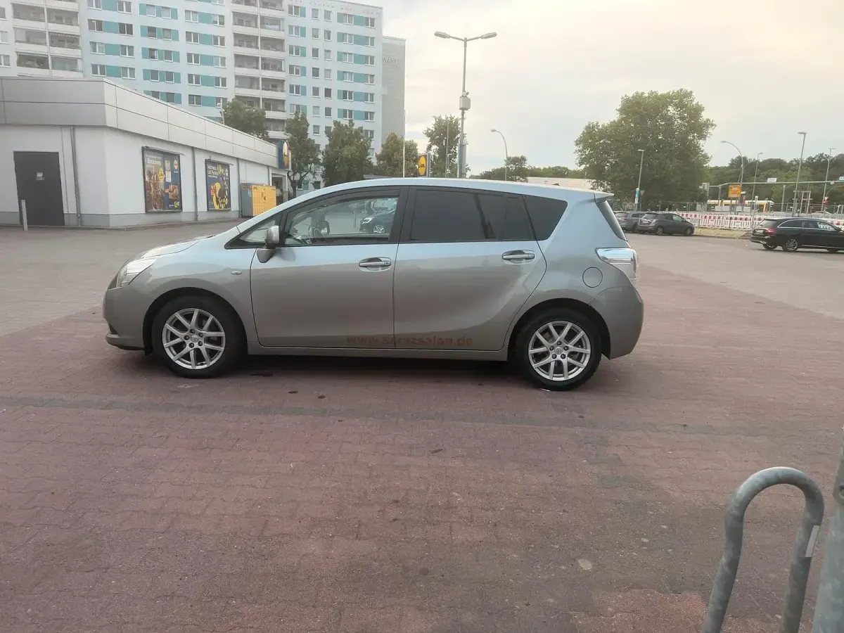 Gebraucht Toyota Verso Executive 126 PS (92 kW) 2012 Grau Van / Kleinbus