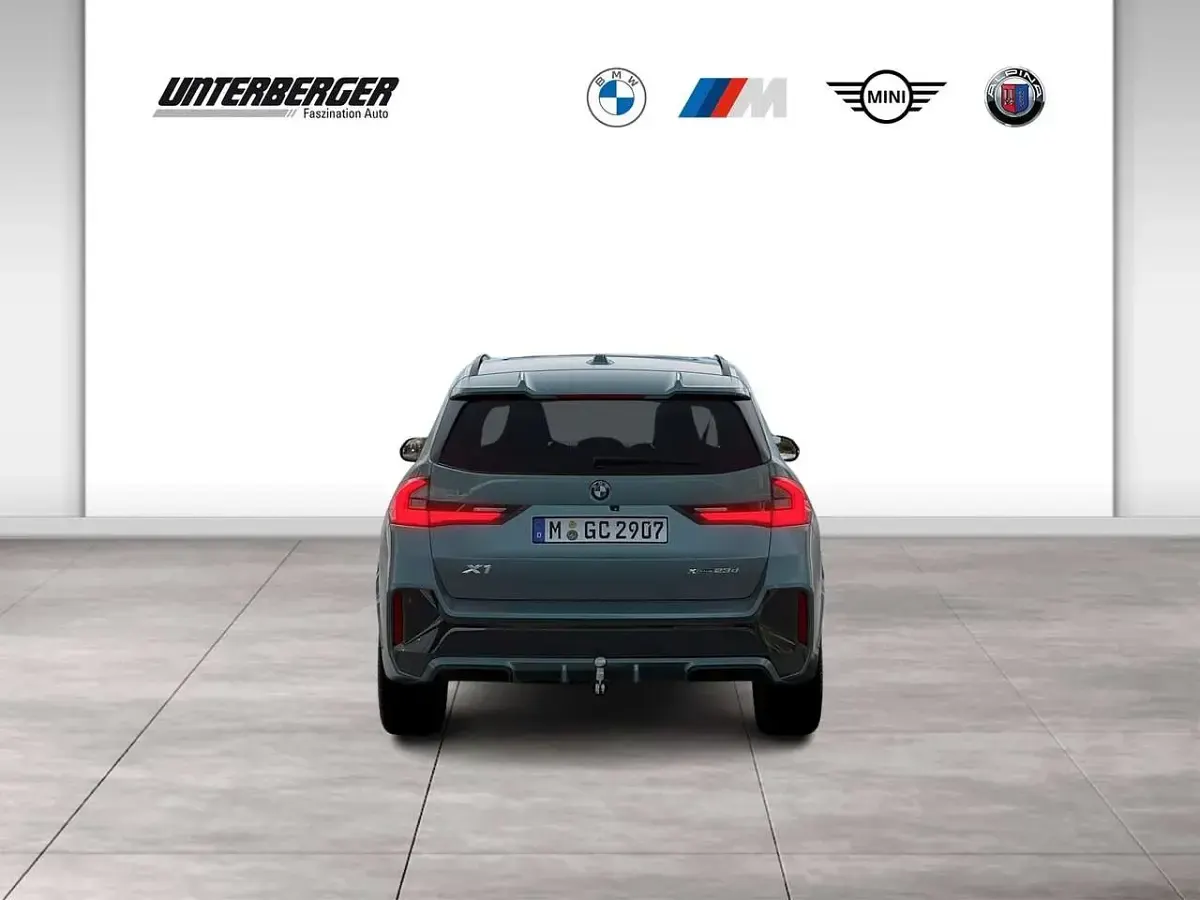 Neu BMW X1 M Sport 211 PS (155 kW) 2025 Cape york grün SUV