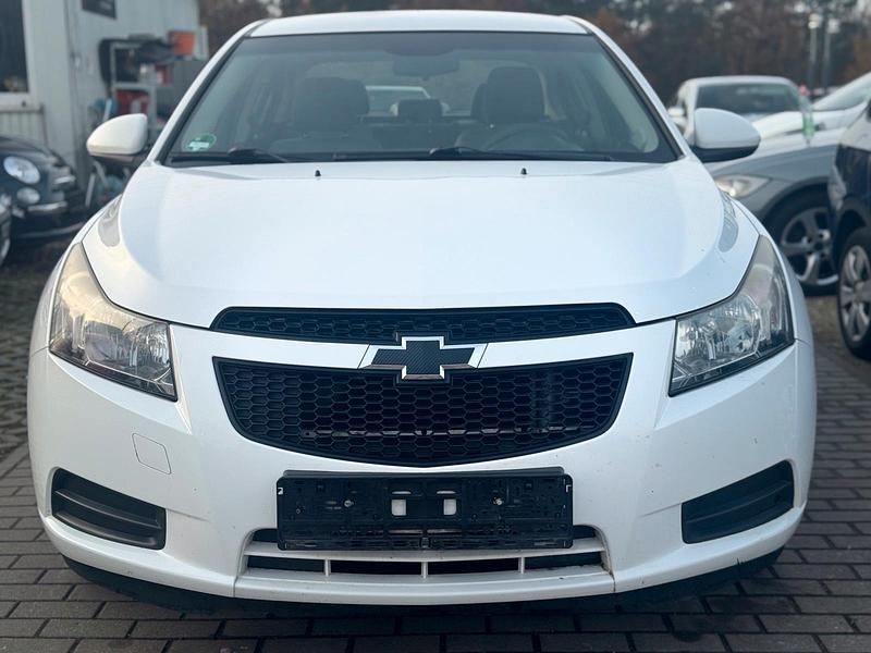 Weiß Gebraucht 2010 Chevrolet Cruze Limousine | 2.950 € (Fairer Preis) - Bild 1/4