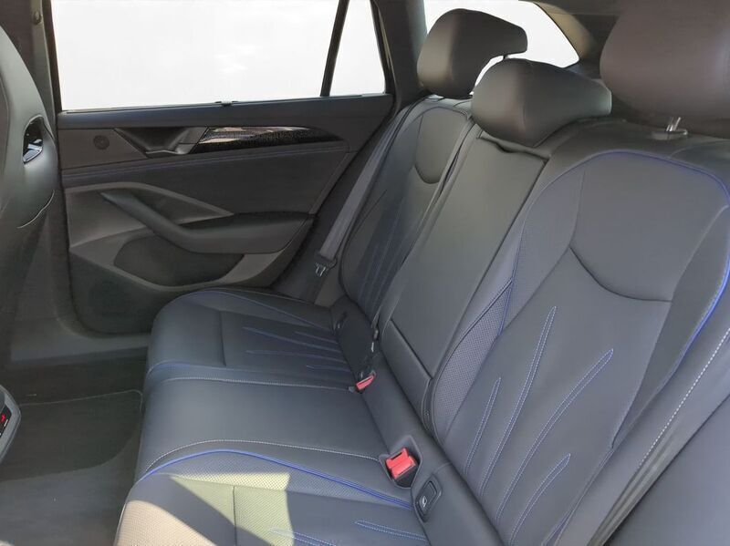 Gebraucht VW Passat R-line 150 PS (110 kW) 2024 Schwarz Kombi