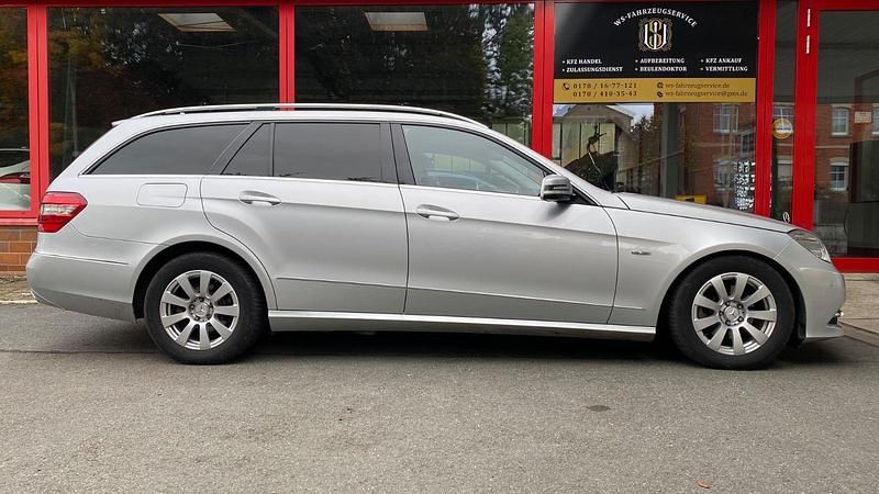 Silber Gebraucht 2012 Mercedes E220 Avantgarde Kombi | 8.960 € (Superpreis) - Bild 1/4