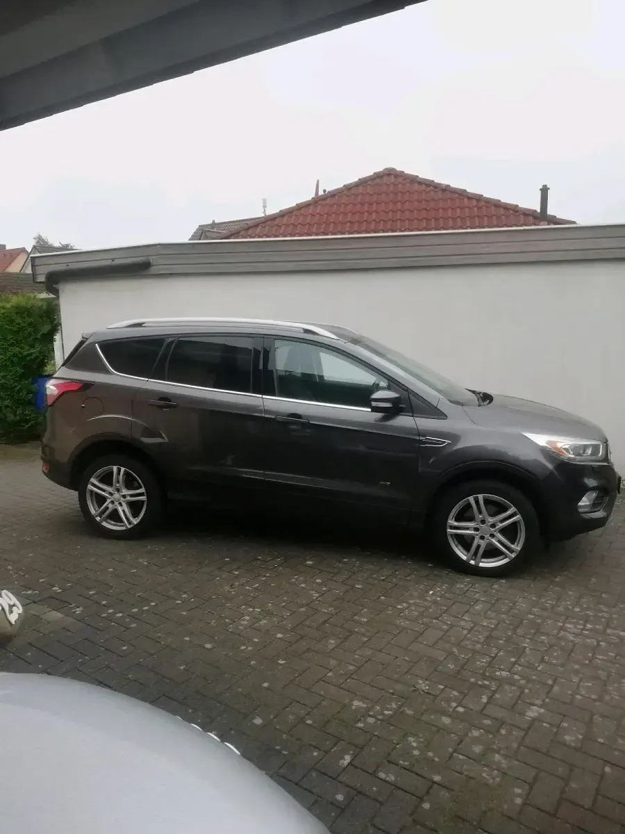 Gebraucht Ford Kuga Titanium 150 PS (110 kW) 2017 Grau SUV