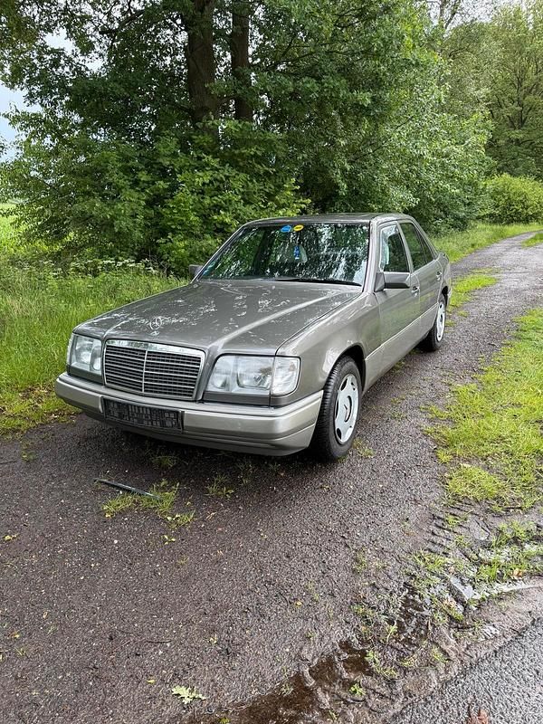 Andere farben Gebraucht 1993 Mercedes E200 Limousine | 7.599 € - Bild 1/4