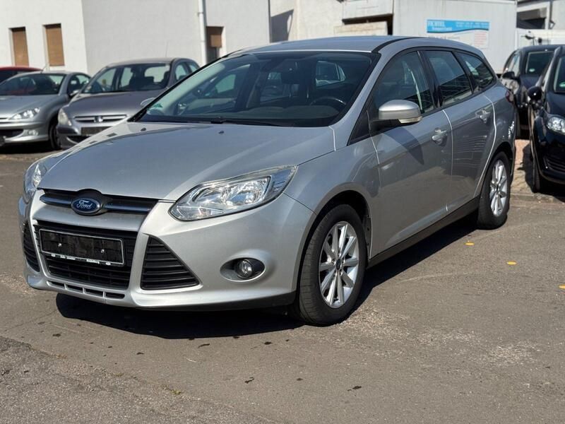 Silber Gebraucht 2011 Ford Focus Kombi | 4.799 € (Guter Preis) - Bild 1/4