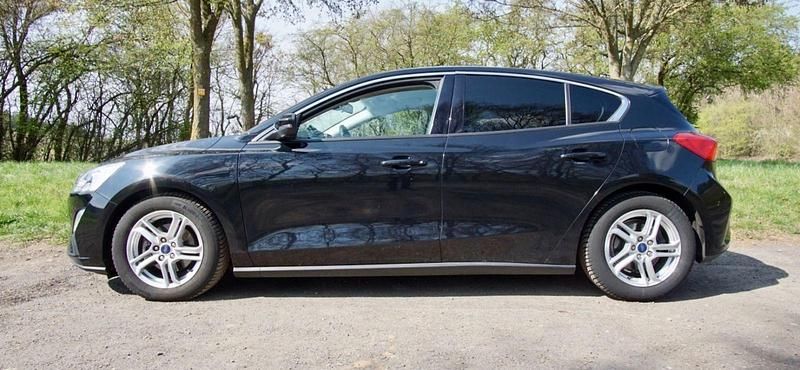 Gebraucht Ford Focus Cool & Connect 125 PS (91 kW) 2018 Schwarz Kombi