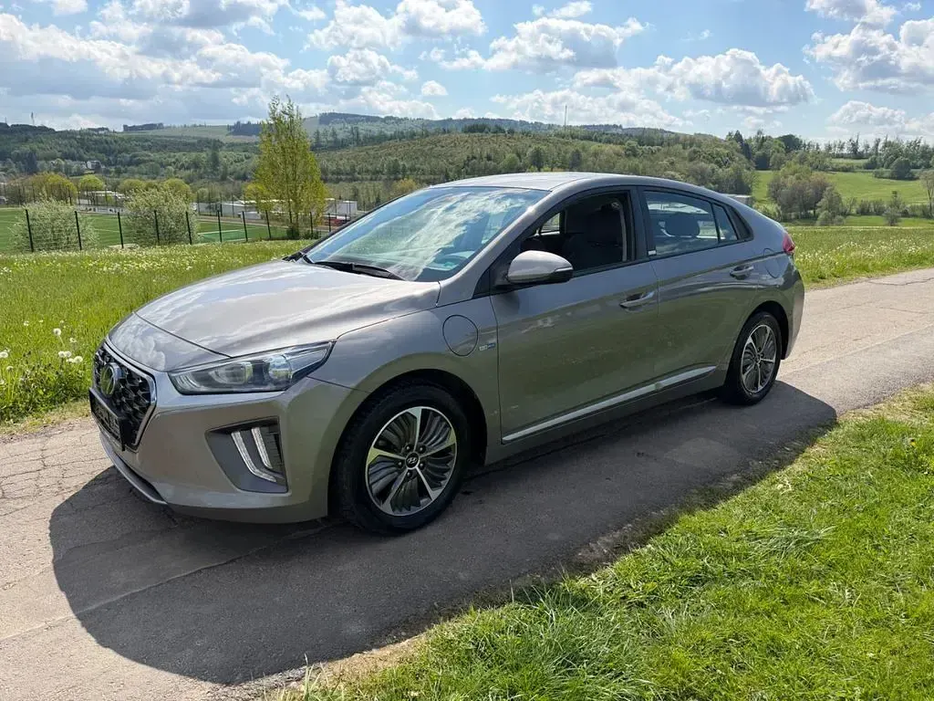 Gebraucht Hyundai Ioniq Trend 141 PS (103 kW) 2020 Grau Kleinwagen