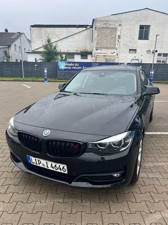 Schwarz Gebraucht 2018 BMW 320 Gran Turismo Sport Line Limousine | 13.400 € (Superpreis) - Bild 1/4