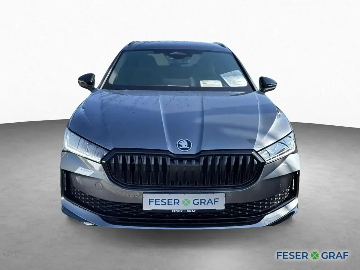 Neu Skoda Superb SportLine 150 PS (110 kW) 2026 Graphitegrau metallic Kombi