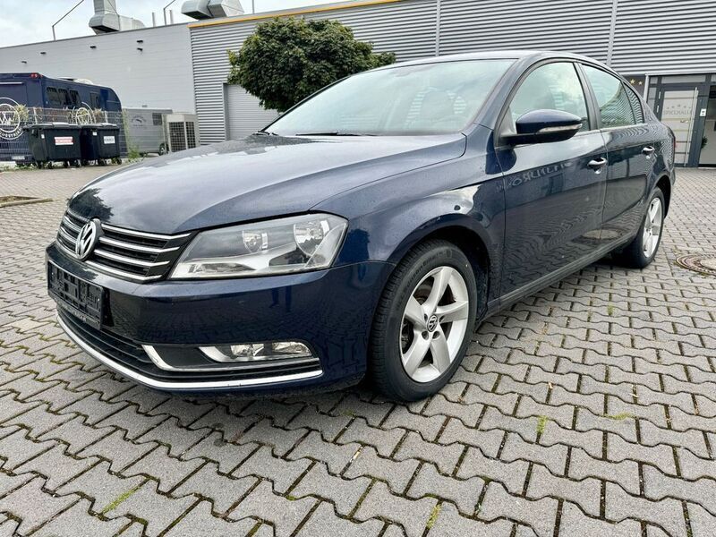 Blau Gebraucht 2012 VW Passat Trendline Limousine | 11.480 € (Fairer Preis) - Bild 1/4