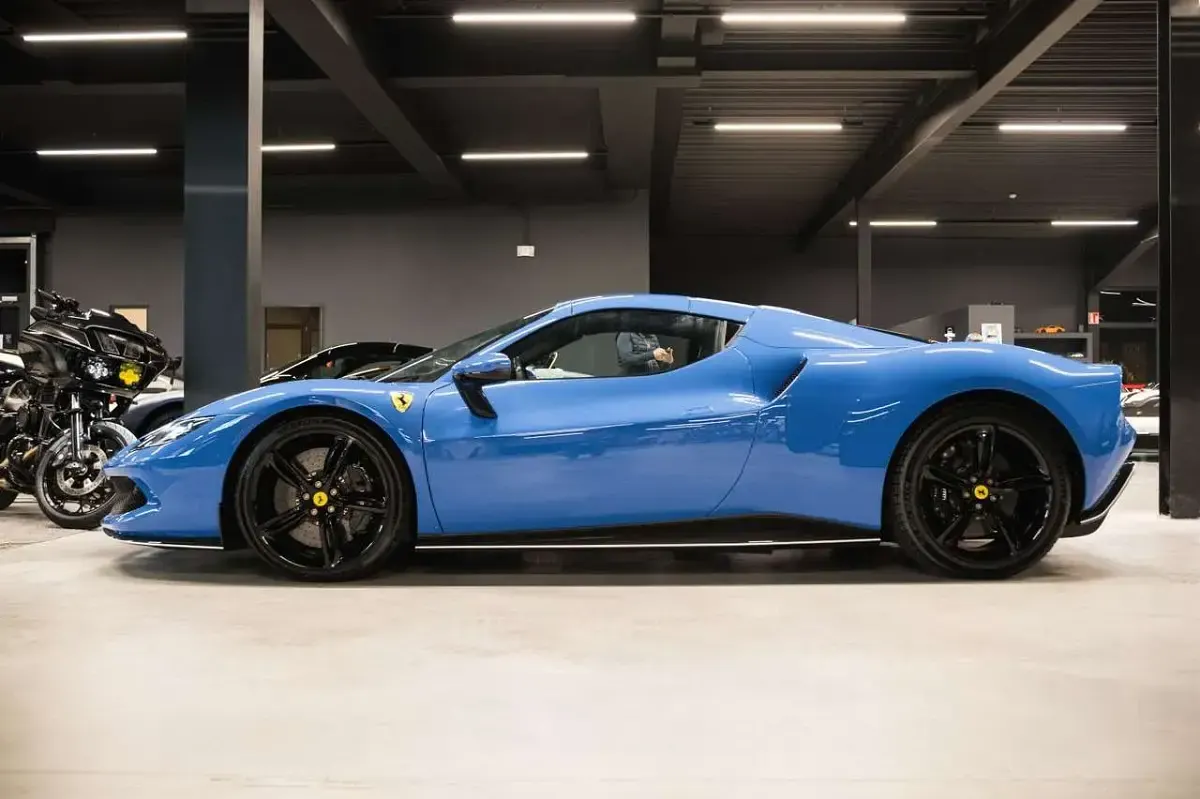 Neu Ferrari 296 829 PS (609 kW) 2025 Azzurro dino Cabrio