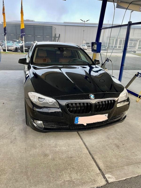 Schwarz Gebraucht 2012 BMW 530 Kombi | 5.900 € (Superpreis) - Bild 1/4