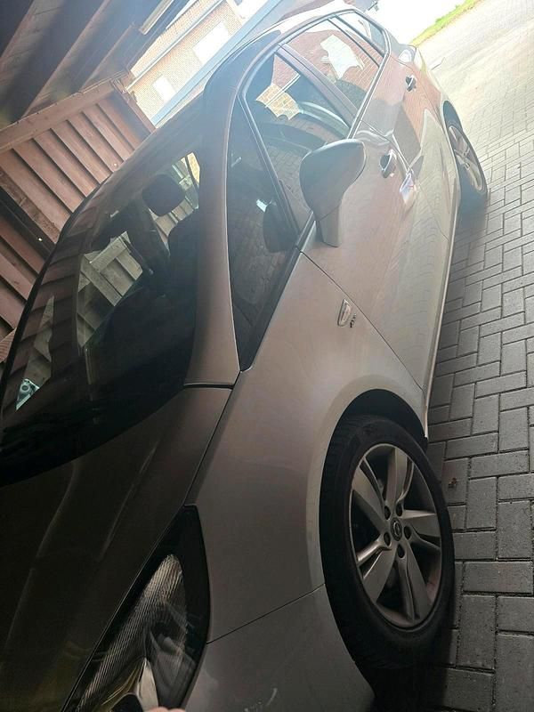 Silber Gebraucht 2016 Opel Zafira Tourer Van / Kleinbus | 8.500 € (Etwas zu teuer) - Bild 1/4
