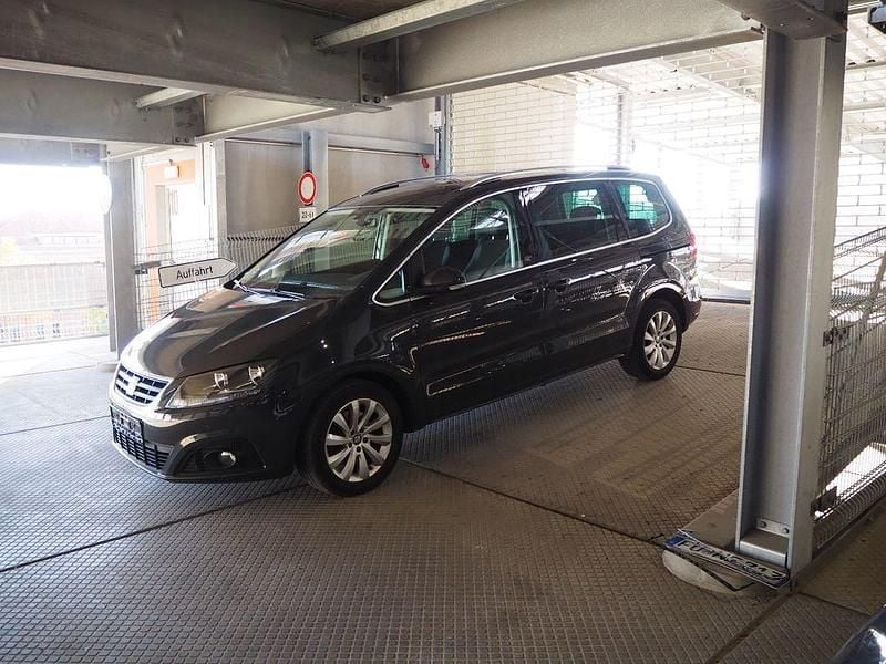Grau Gebraucht 2018 Seat Alhambra Style Van / Kleinbus | 23.499 € (Superpreis) - Bild 1/4