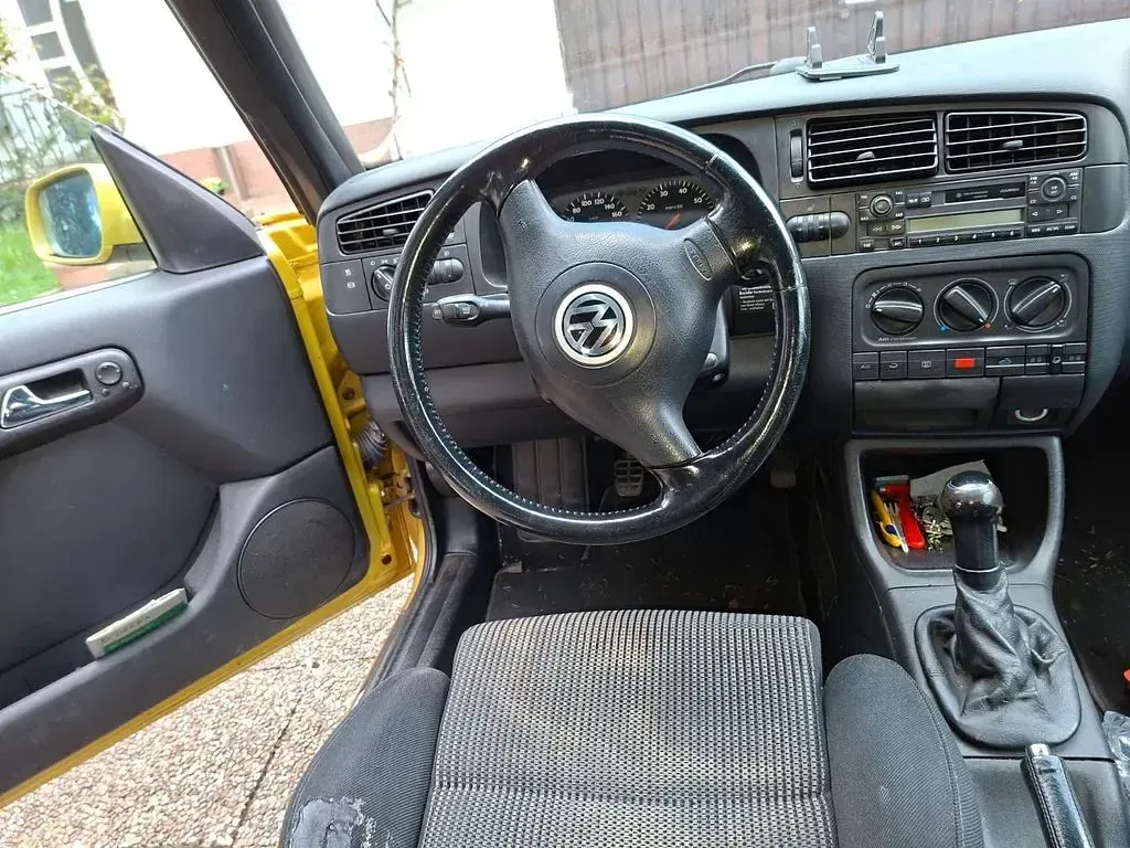 Używany VW Golf 90 KM (66 kW) 1999 Żółty Kabriolet