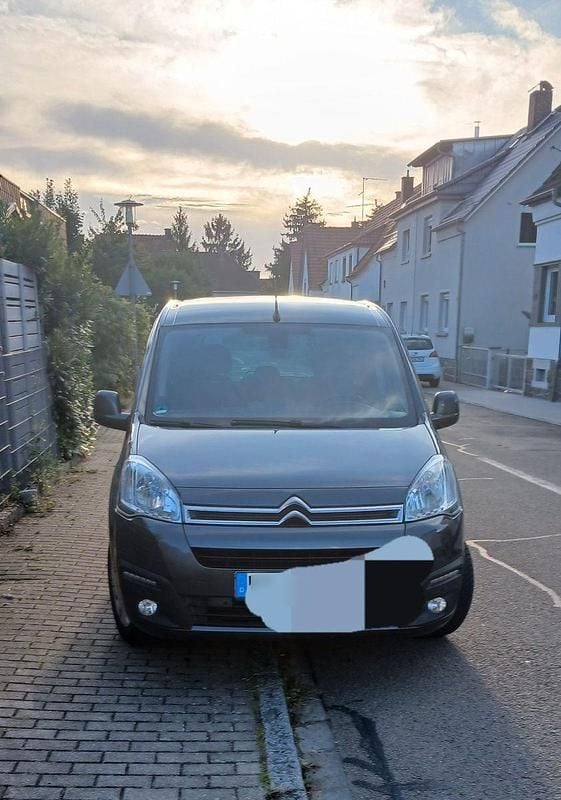 Grau Gebraucht 2016 Citroën Berlingo SELECTION Van / Kleinbus | 8.500 € (Etwas zu teuer) - Bild 1/4