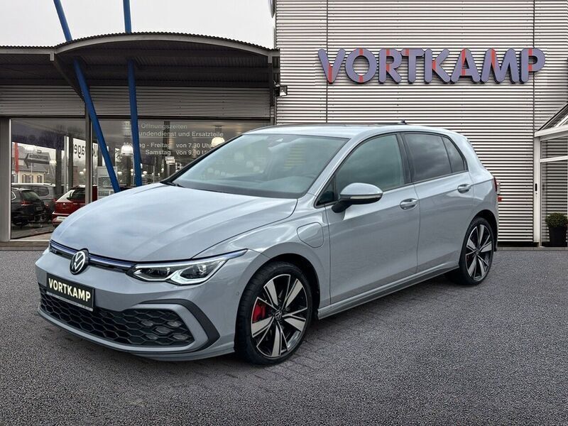 Mondsteingrau Gebraucht 2022 VW Golf VIII GTE Limousine | 25.480 € (Fairer Preis) - Bild 1/4