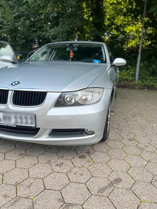 Grau Gebraucht 2008 BMW 318 Limousine | 4.500 € (Fairer Preis) - Bild 1/4