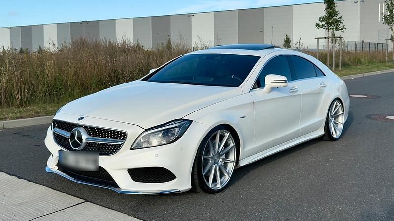 Weiß Gebraucht 2017 Mercedes CLS350 AMG Limousine | 39.990 € - Bild 1/4