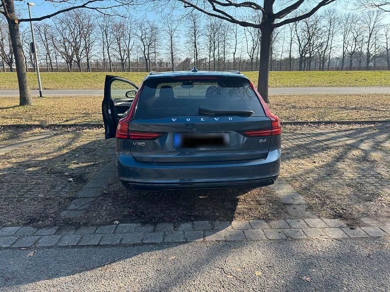 Second-hand Volvo V90 Ultimate 197 CP (144 kW) 2022 Albastru Break