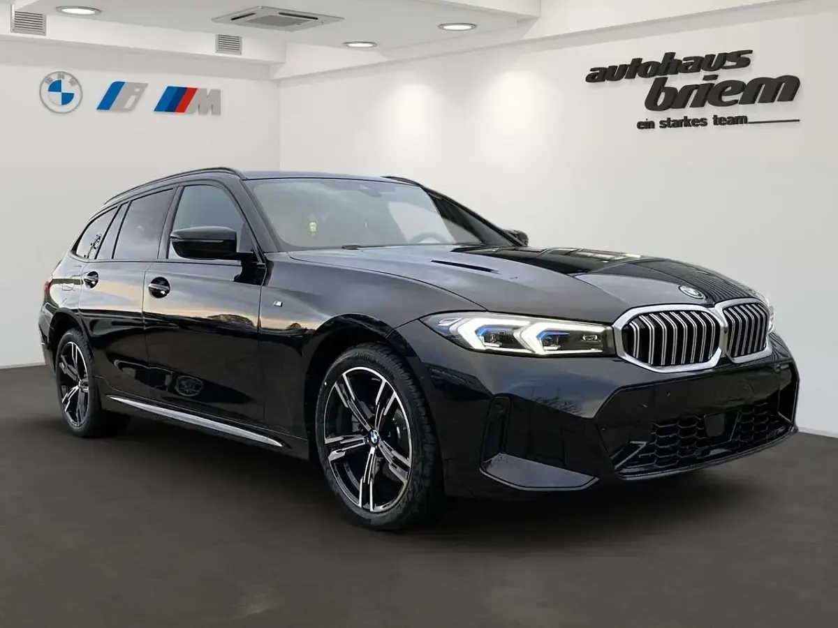 Gebraucht BMW 330e M Sport 292 PS (214 kW) 2024 Black sapphire metallic Kombi