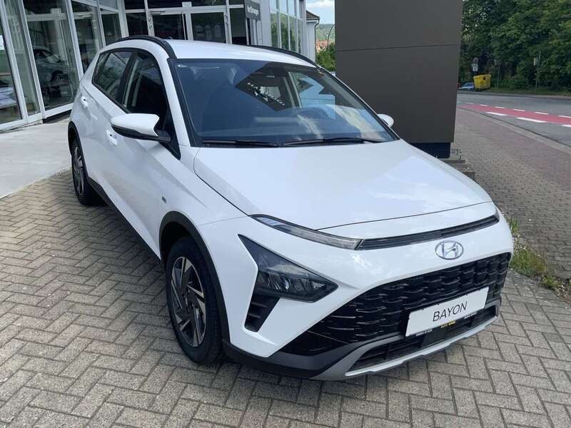 Atlas white Gebraucht 2024 Hyundai Bayon Trend SUV | 23.450 € (Fairer Preis) - Bild 1/4