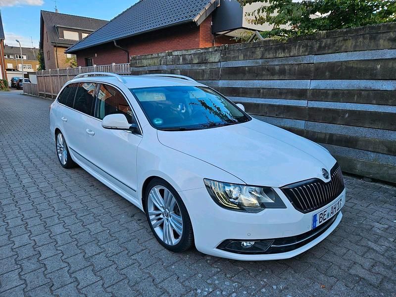 Weiß Gebraucht 2014 Skoda Superb Kombi | 9.990 € (Guter Preis) - Bild 1/4