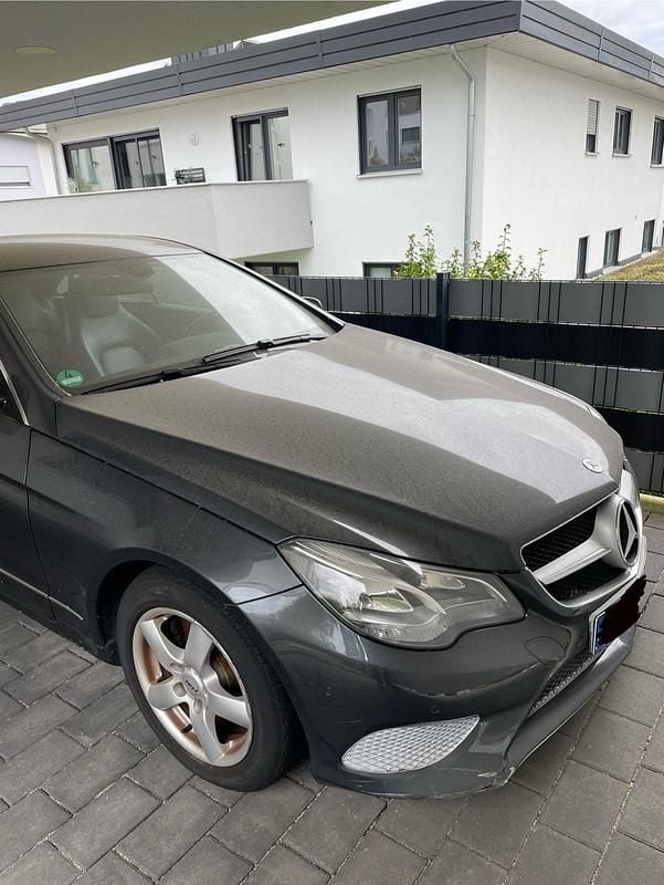 Grau Gebraucht 2013 Mercedes E200 Coupé | 15.999 € (Fairer Preis) - Bild 1/4