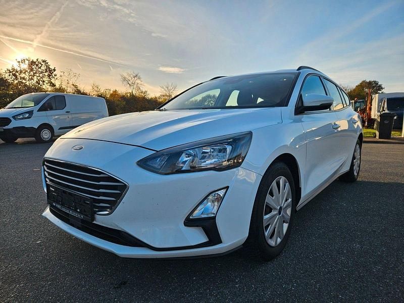 Weiß Gebraucht 2020 Ford Focus Trend Limousine | 8.500 € (Superpreis) - Bild 1/4