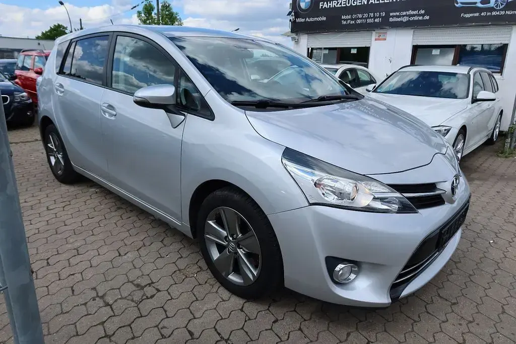 Gebraucht Toyota Verso Comfort 177 PS (130 kW) 2015 Silber Van / Kleinbus