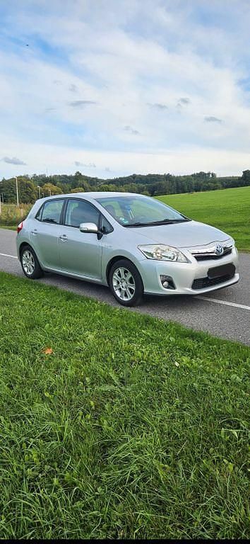 Silber Gebraucht 2011 Toyota Auris Hybrid Life Limousine | 6.399 € (Guter Preis) - Bild 1/4