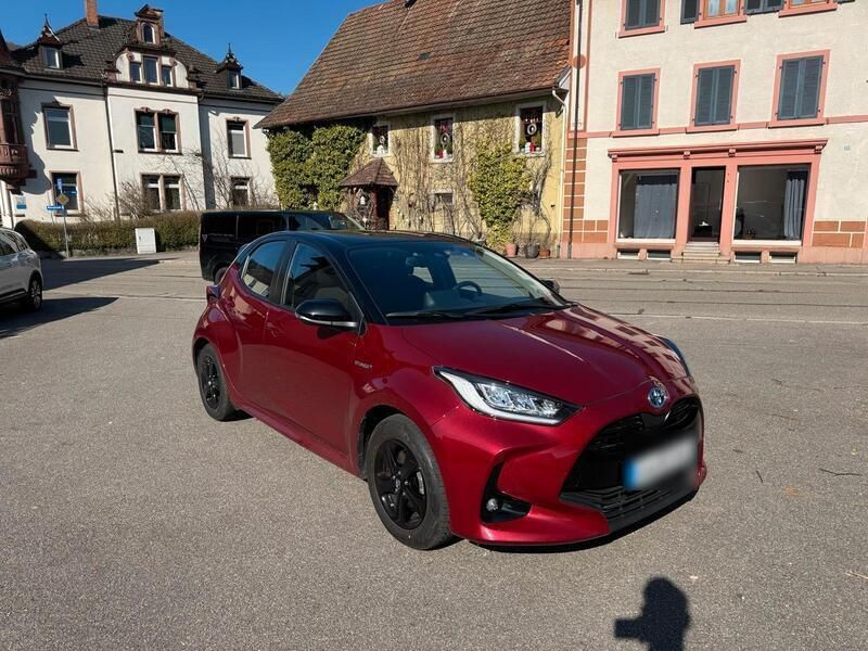 Rot Gebraucht 2021 Toyota Yaris Hybrid Kleinwagen | 17.500 € (Fairer Preis) - Bild 1/4