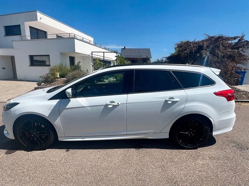 Gebraucht Ford Focus ST 250 PS (183 kW) 2018 Weiß Kombi