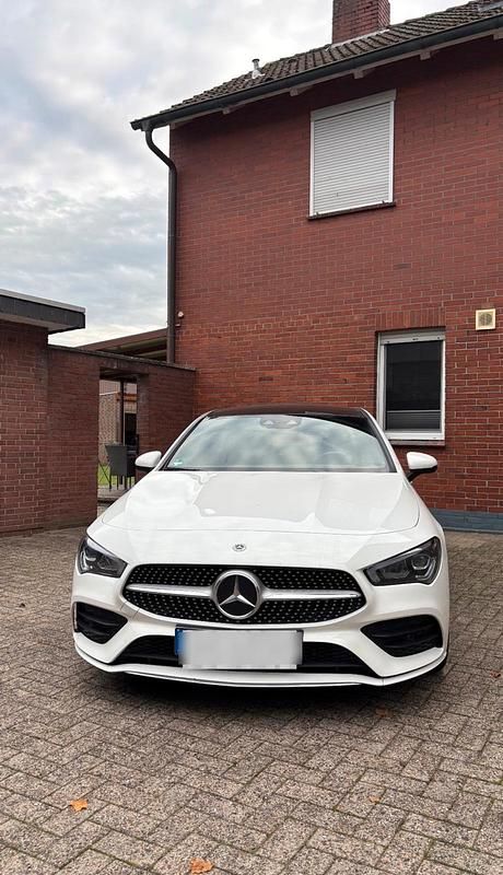 Weiß Gebraucht 2023 Mercedes CLA250 AMG line Limousine | 36.500 € (Fairer Preis) - Bild 1/4