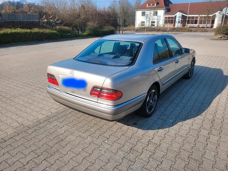 Gebraucht Mercedes 220 140 PS (102 kW) 1999 Gold Limousine