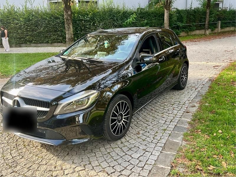 Gebraucht Mercedes A180 122 PS (89 kW) 2016 Schwarz Kleinwagen