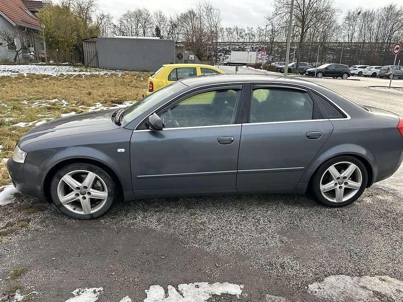 Grau Gebraucht 2002 Audi A4 Limousine | 3.500 € - Bild 1/4