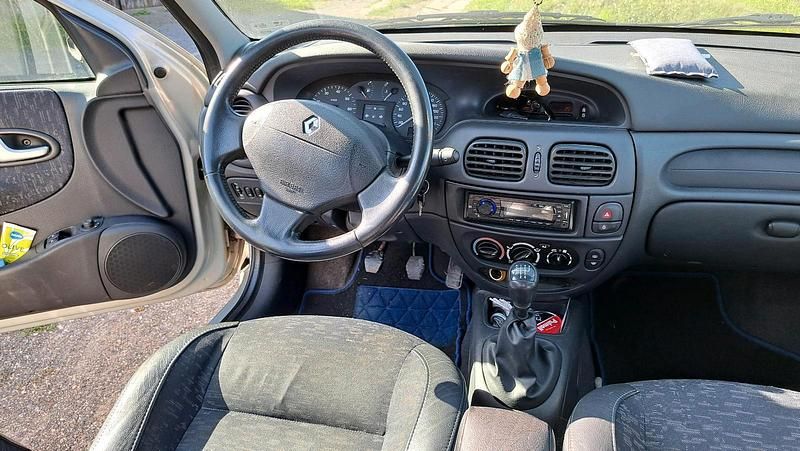 Grau Gebraucht 2003 Renault Mégane GrandTour Kombi | 300 € (Fairer Preis) - Bild 1/4