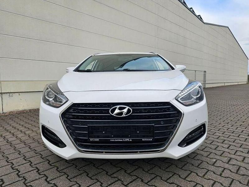Gebraucht Hyundai i40 Trend 141 PS (103 kW) 2016 Creamy white / sol Kombi