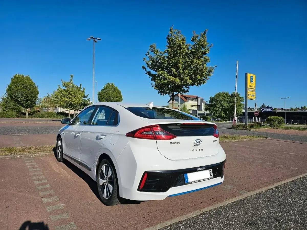 Gebraucht Hyundai Ioniq Premium 141 PS (103 kW) 2017 Weiß Kleinwagen