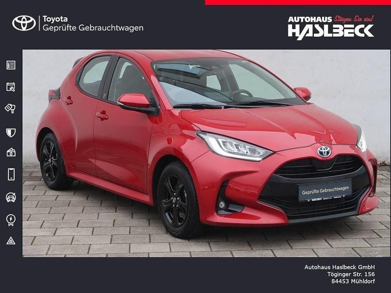 Rot Gebraucht 2022 Toyota Yaris Hybrid Team Limousine | 18.880 € (Guter Preis) - Bild 1/4