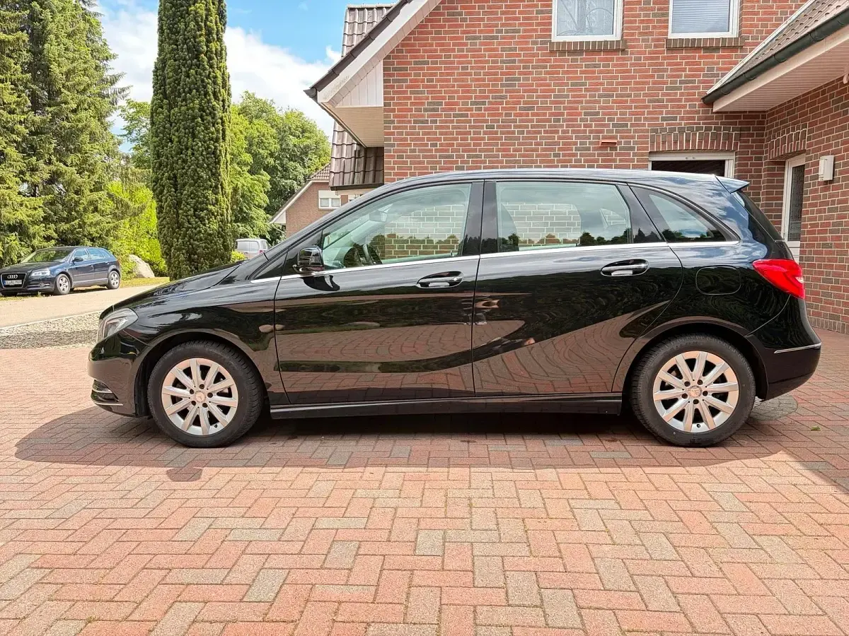 Gebraucht Mercedes B180 122 PS (89 kW) 2013 Schwarz Kleinwagen