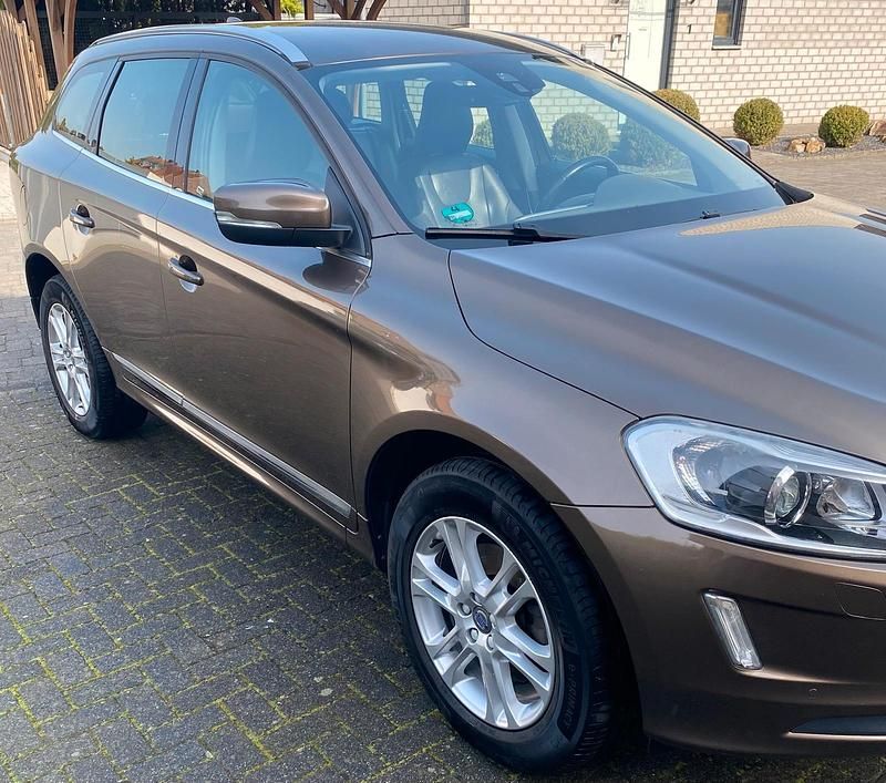 Gebraucht Volvo XC60 Summum 183 PS (134 kW) 2015 Gold SUV