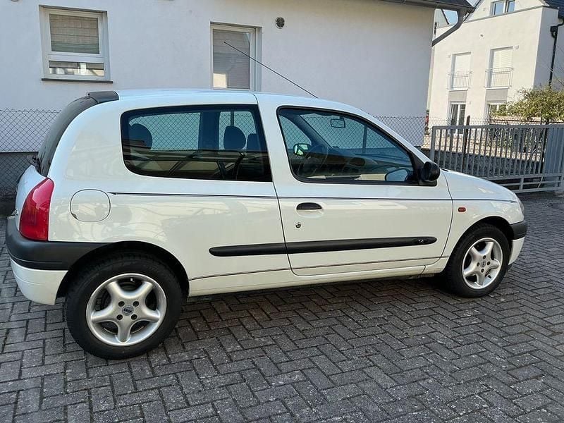 Gebraucht Renault Clio II 75 PS (55 kW) 2000 Weiß Limousine