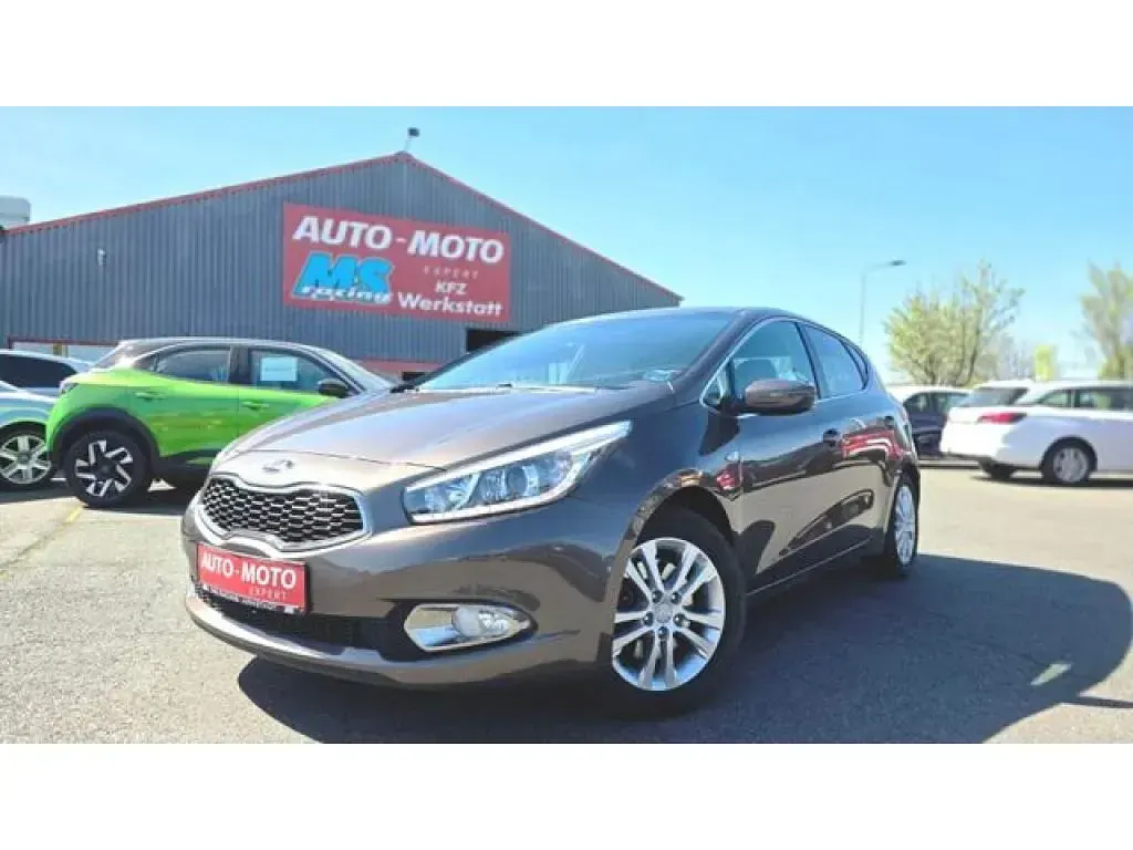 Gebraucht Kia Ceed 135 PS (99 kW) 2013 Sand track (metallic) Kleinwagen